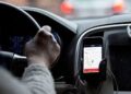Motorista de app passa a mão na perna de passageira e a assedia com filha de 7 anos
