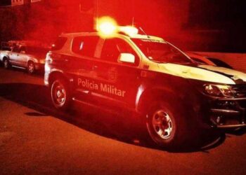 Homem é encontrado morto em construção com pó branco no nariz