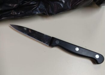 Com medida protetiva e 5 B.O.s contra ex-marido, mulher ainda acaba esfaqueada por ele