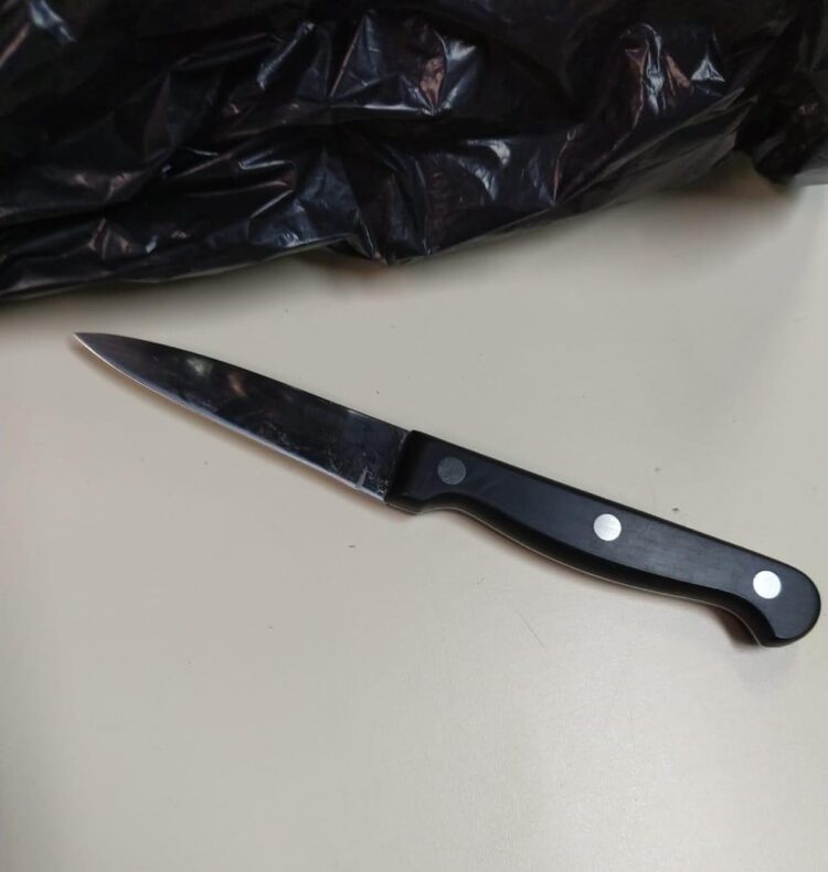 Com medida protetiva e 5 B.O.s contra ex-marido, mulher ainda acaba esfaqueada por ele