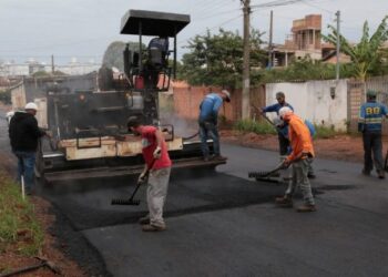 Após 32 anos de espera, moradores da Vila Lídia recebem asfalto da Prefeitura