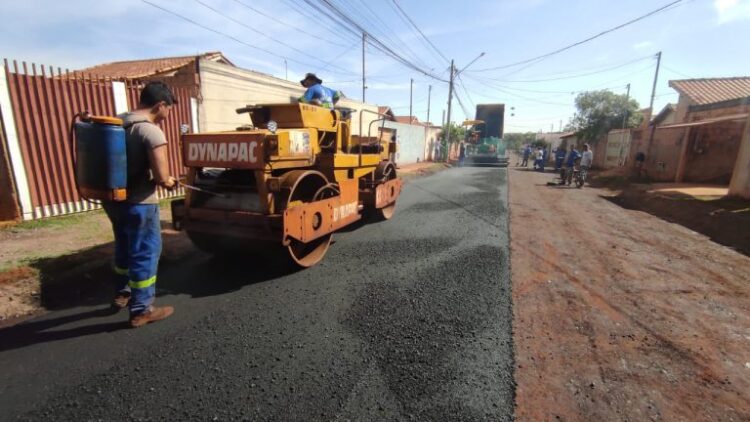 Sonho do asfalto chega na porta de 800 casas do conjunto Ramez Tebet na Capital