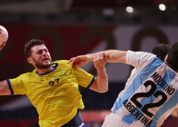 Seleção de handebol vence Argentina e continua viva na Olimpíada