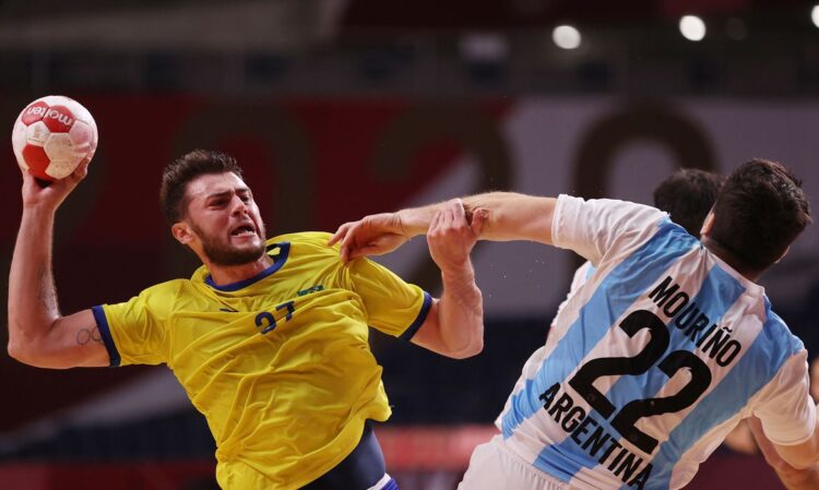 Seleção de handebol vence Argentina e continua viva na Olimpíada