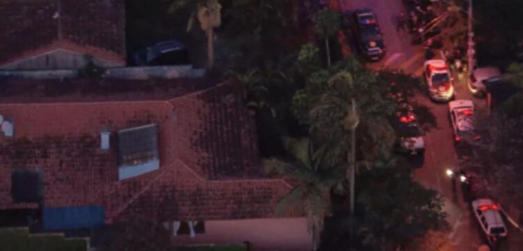 Homem mata namorada e um policial na área nobre de Granja Viana