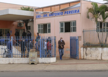 UBS Tiradentes não vacina acima de 40 e revolta quem esperava na fila nesta terça