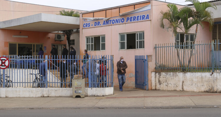 UBS Tiradentes não vacina acima de 40 e revolta quem esperava na fila nesta terça