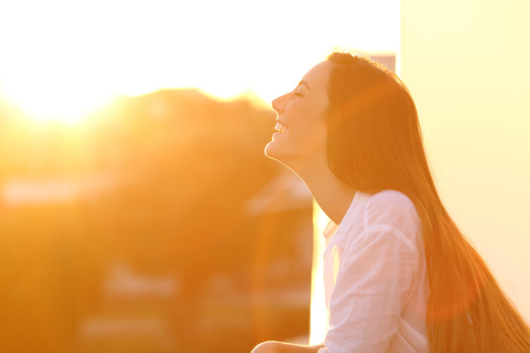 Dermatologista explica que expor-se ao sol com moderação auxilia na manutenção da saúde