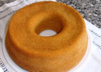 Aprenda aqui uma receita saudável de bolo de cenoura
