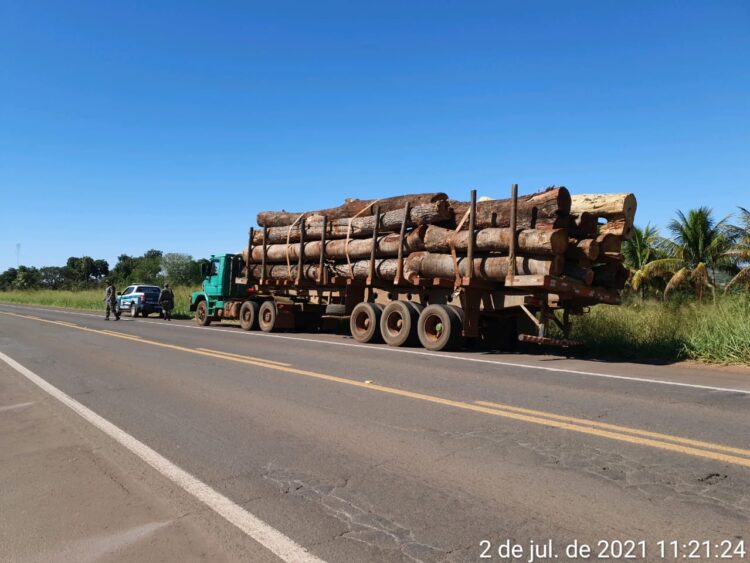 Carreta carregada com madeiras é apreendida e empresa multada em R$ 8,4 mil