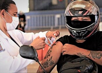 A cada 10 pessoas em MS, 3 foram completamente imunizadas