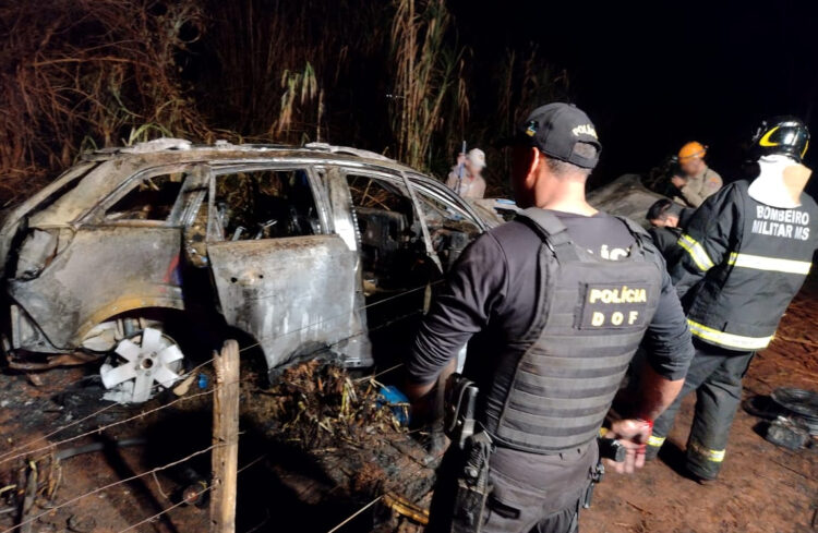 Captiva pega fogo com traficante e 800kg de maconha dentro, após perseguição policial
