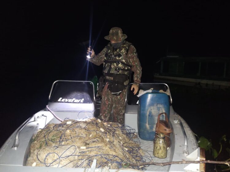 PMA apreende 40 redes de pesca com paraguaios nos rios Apa e Paraguai: soltos 50kg de peixes