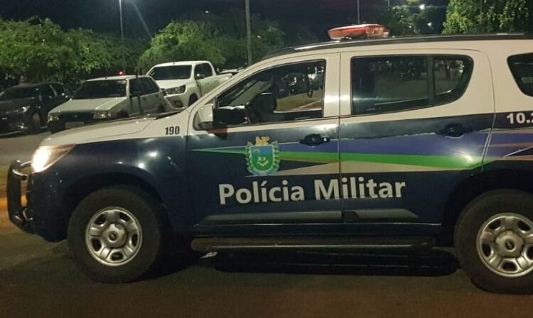 Homem pula janela da ex-mulher e tenta matá-la com faca e uma machadinha