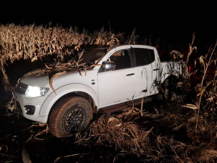 Triton roubada em SP é apreendida em milharal, após perseguição, com 1,5 tonelada de drogas