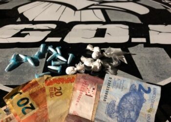 Traficante tira drogas de entulho de pedras na frente de policiais e acaba preso em flagrante