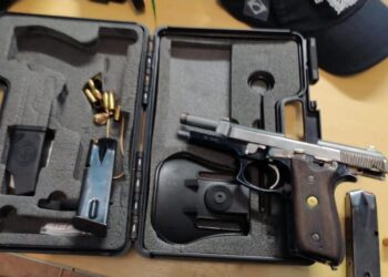 Polícia prende homem bêbado querendo matar esposa e bebê de 3 anos com pistola