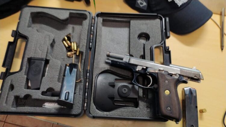 Polícia prende homem bêbado querendo matar esposa e bebê de 3 anos com pistola