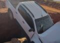 S-10 roubada é abandonada caída em valeta e polícia a apreende no interior de MS