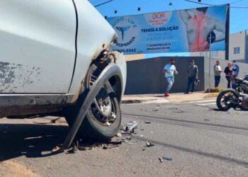 Motociclista fica ferido ao ser atropelado por carro em cruzamento da Afonso Pena