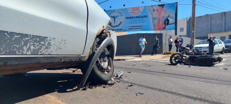 Motociclista fica ferido ao ser atropelado por carro em cruzamento da Afonso Pena