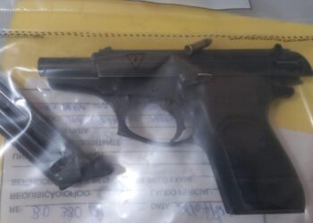 Adolescente de 15 anos mata o próprio pai com pistola ao saber de agressão à mãe