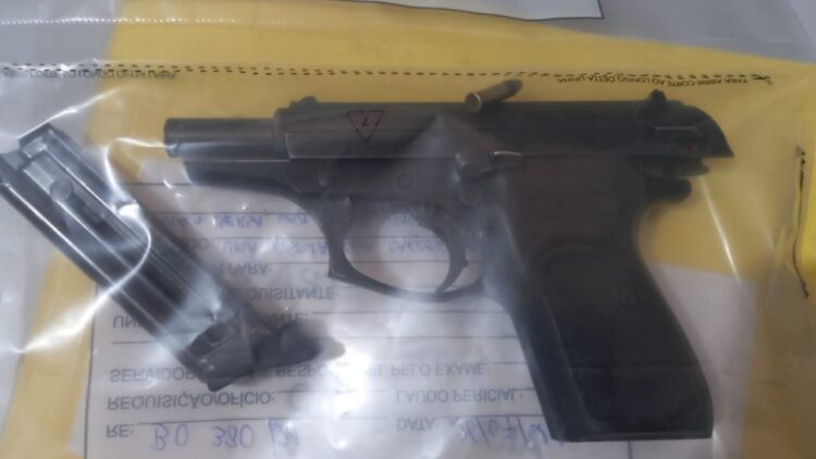 Adolescente de 15 anos mata o próprio pai com pistola ao saber de agressão à mãe