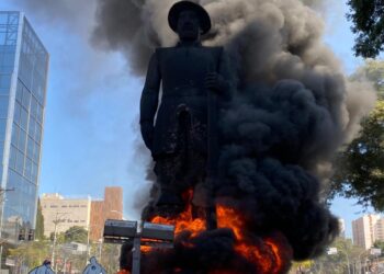 Após protestos: Polícia investiga incêndio em estátua de Borba Gato na capital de SP