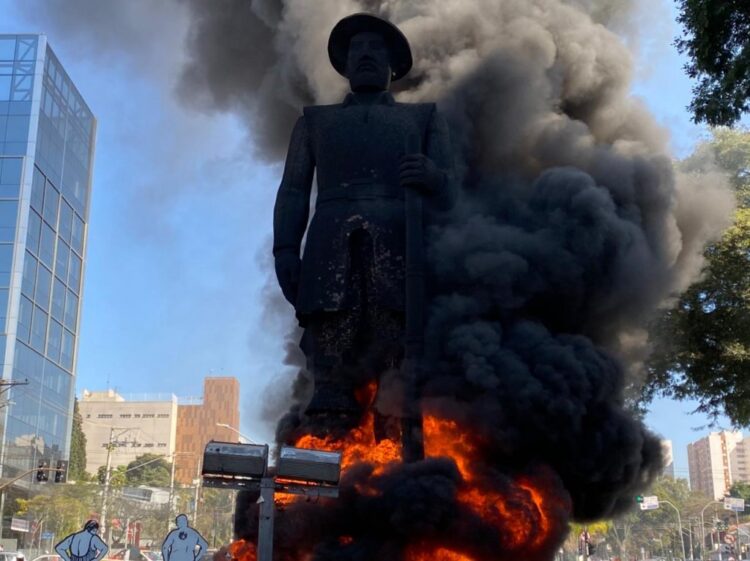 Após protestos: Polícia investiga incêndio em estátua de Borba Gato na capital de SP