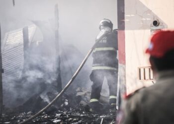 Em 2º incêndio simultâneo, mulher fica presa em casa e vizinhos “estouram” muro para salvá-la