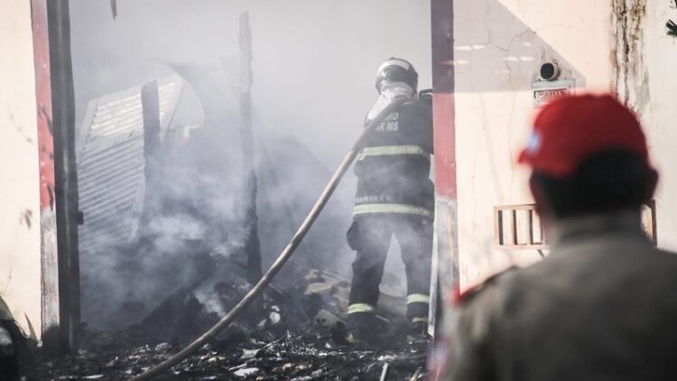 Em 2º incêndio simultâneo, mulher fica presa em casa e vizinhos “estouram” muro para salvá-la