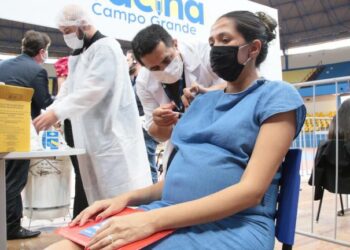 Gestantes que tomaram AstraZeneca terminam ciclo vacinal com dose da Pfizer na Capital