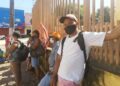 Moradores de Cuiabá em MT fazem fila para conseguir doações de ossos de boi