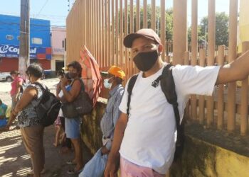 Moradores de Cuiabá em MT fazem fila para conseguir doações de ossos de boi