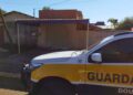 Mulher é encontrada morta em frente à escola com calças arriadas e sinais de hipotermia