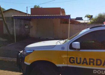 Mulher é encontrada morta em frente à escola com calças arriadas e sinais de hipotermia