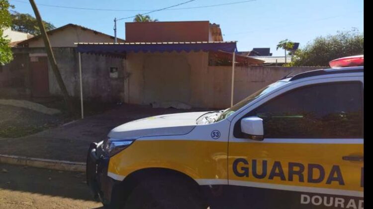 Mulher é encontrada morta em frente à escola com calças arriadas e sinais de hipotermia