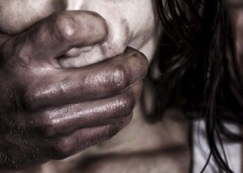 Pai é procurado por estuprar e engravidar a filha de 15 anos em MS