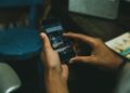 Celular revela loc. de agressores e polícia os prende enquanto vítima estava no hospital