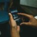 Celular revela loc. de agressores e polícia os prende enquanto vítima estava no hospital