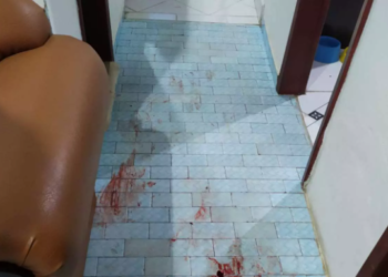 Homem gay é dopado, tem corpo cortado e símbolo nazista desenhado no rosto