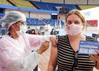Sem doses e traçando “estratégia”, Saúde suspende vacinação contra Covid no domingo