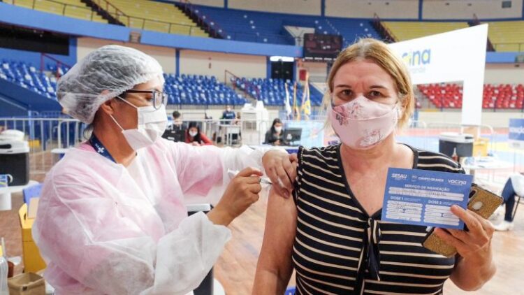 Sem doses e traçando “estratégia”, Saúde suspende vacinação contra Covid no domingo