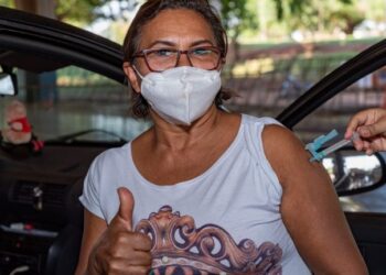 Aplicação da 1ª dose para pessoas de 42 anos e menores com comorbidades é retomada hoje