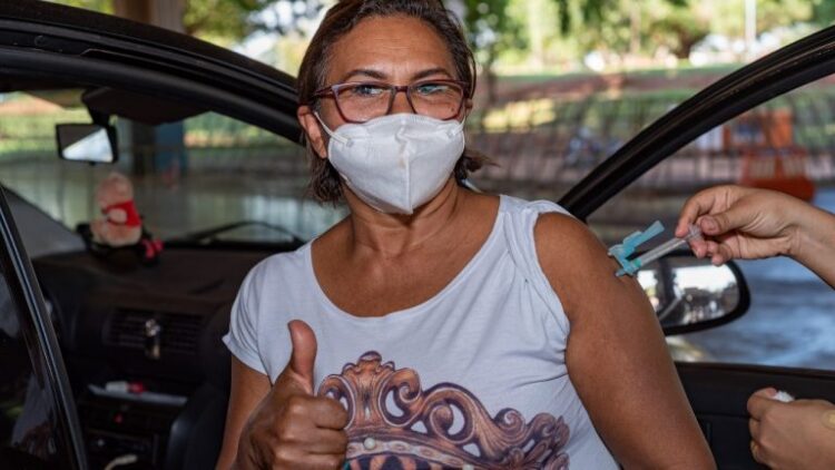 Aplicação da 1ª dose para pessoas de 42 anos e menores com comorbidades é retomada hoje