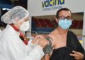 Pessoas com 38 e 39 anos e quem precisa tomar 2ª dose contra Covid se vacina hoje na Capital