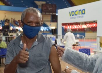 Prefeitura continua vacinando pessoas com 42 anos e menores com comorbidades hoje