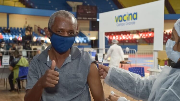 Prefeitura continua vacinando pessoas com 42 anos e menores com comorbidades hoje