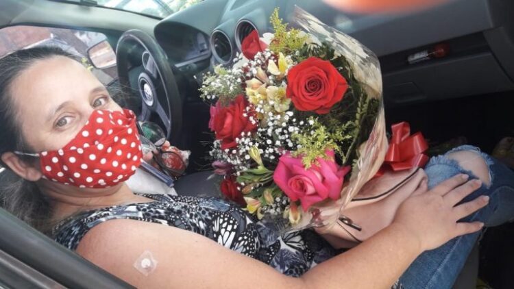 Vacinação na Capital traz cenas emocionantes de choro, balões e até festa de aniversário