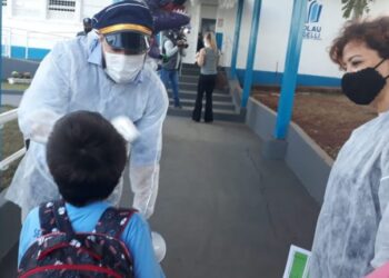 Alunos da rede municipal retornaram hoje com aulas presenciais escalonadas